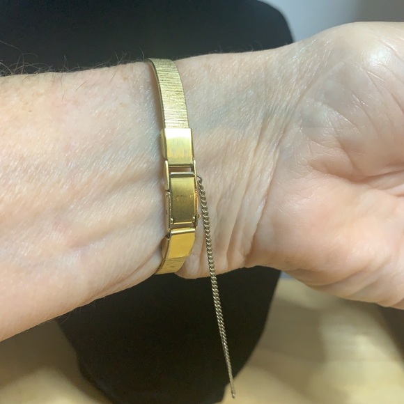 Vintage 1956 Bulova Women's Gold-Tone Watch and a gold Pulsar watch. 2 watches - Picture 9 of 13